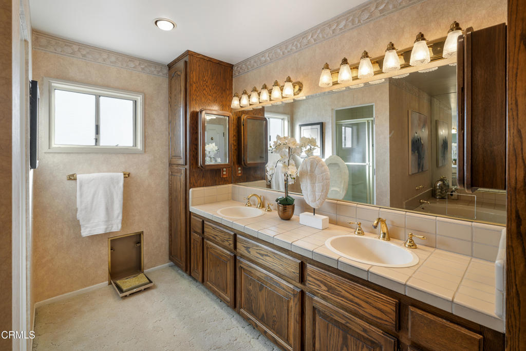 1400 Valley View Road 1