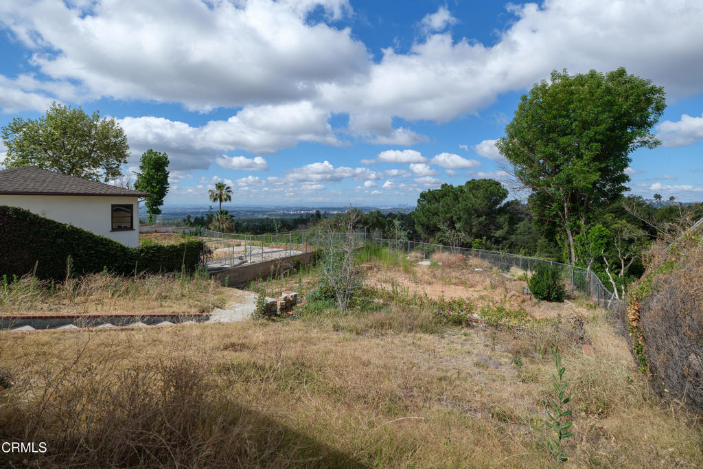1205 E Loma Alta Drive