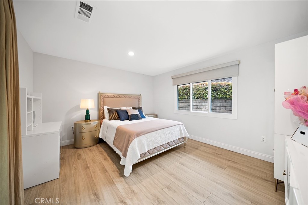 2155 VALENTINE Place