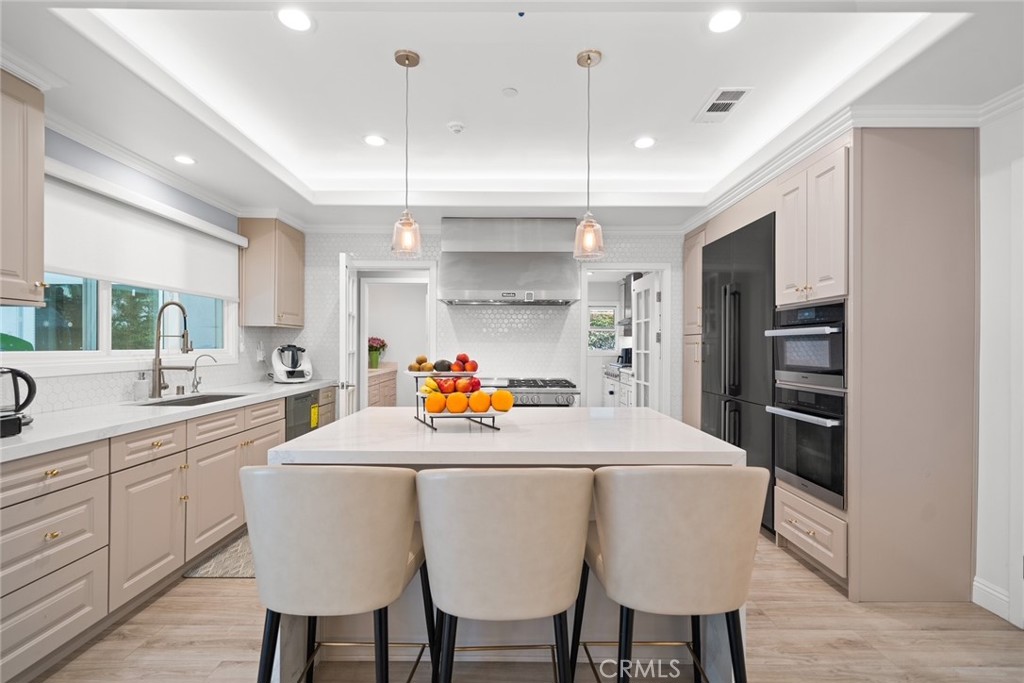 2155 VALENTINE Place