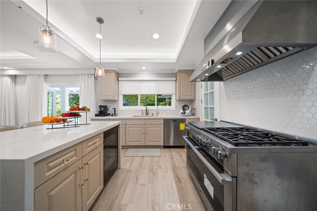 2155 VALENTINE Place