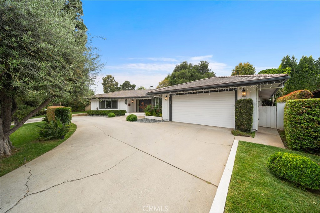 2155 VALENTINE Place