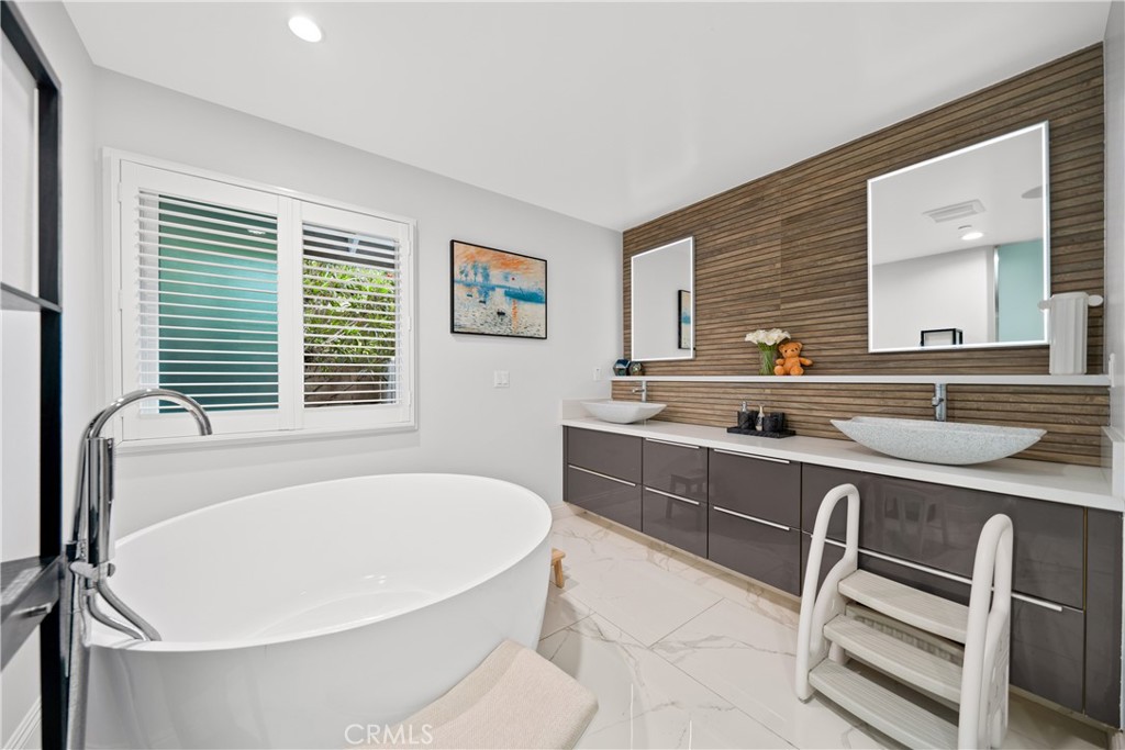 2155 VALENTINE Place