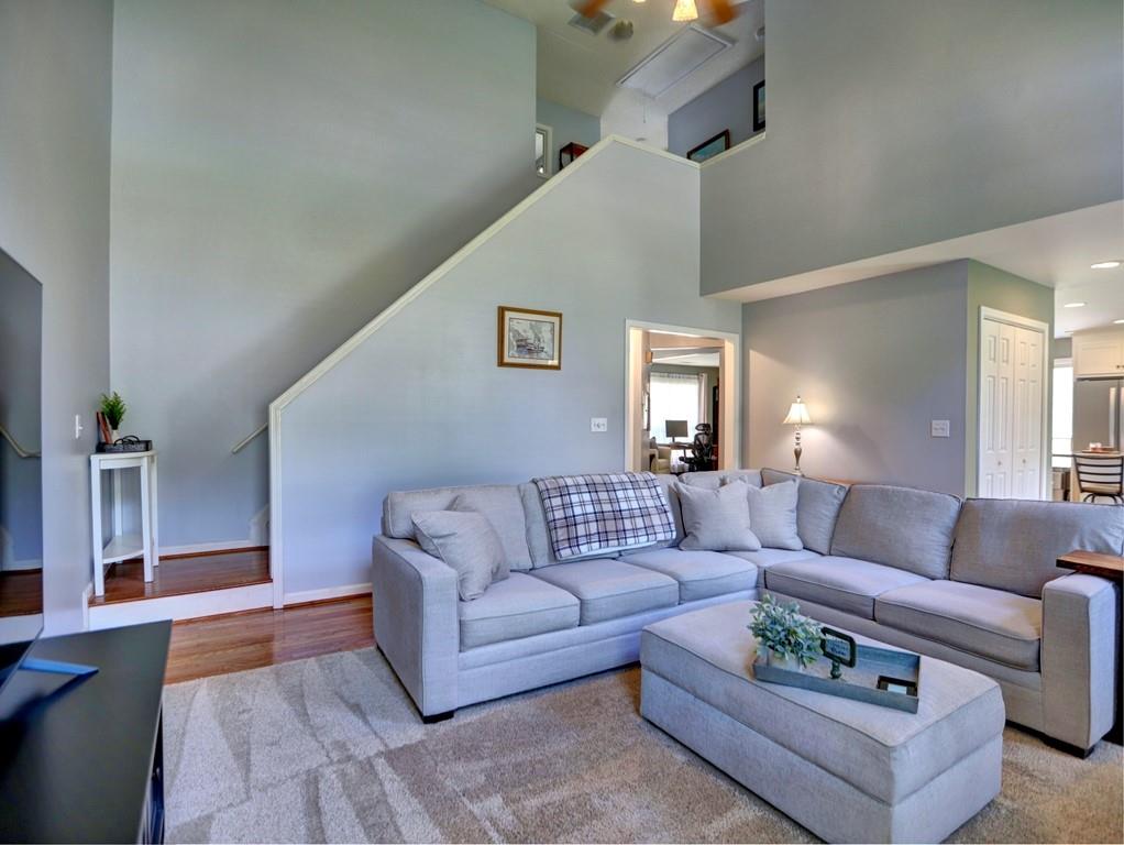 566 Lullingstone Drive SE