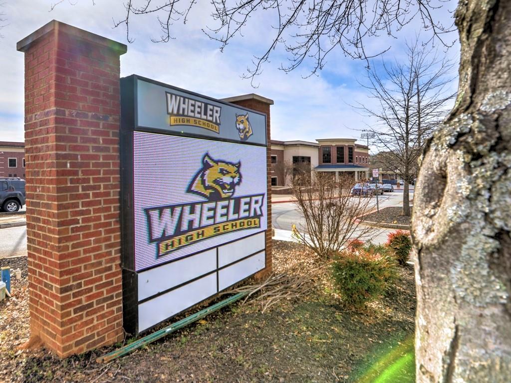 566 Lullingstone Drive SE