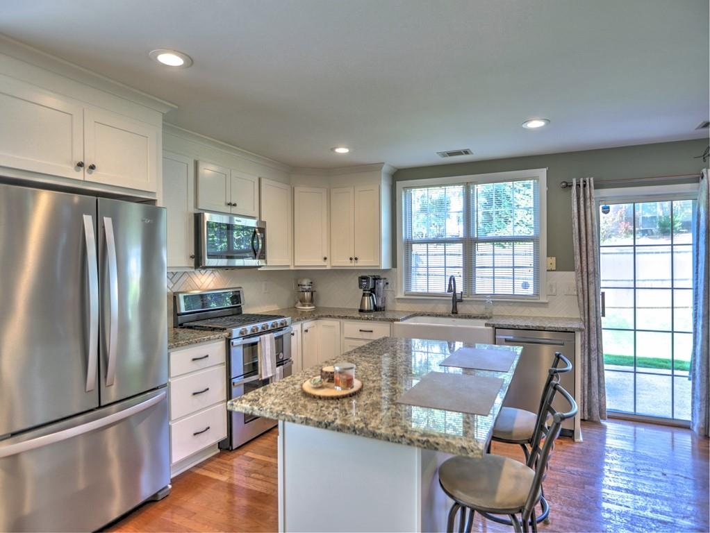 566 Lullingstone Drive SE