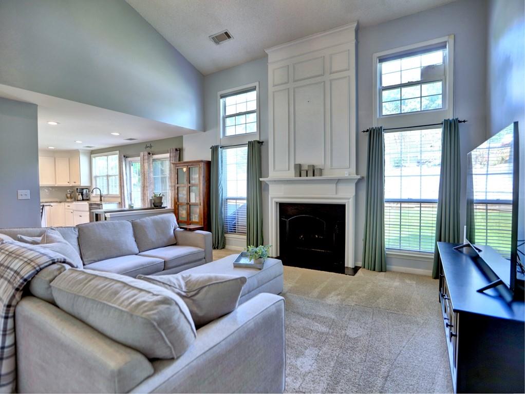 566 Lullingstone Drive SE