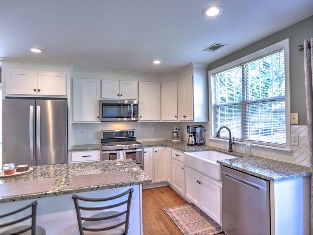 566 Lullingstone Drive SE