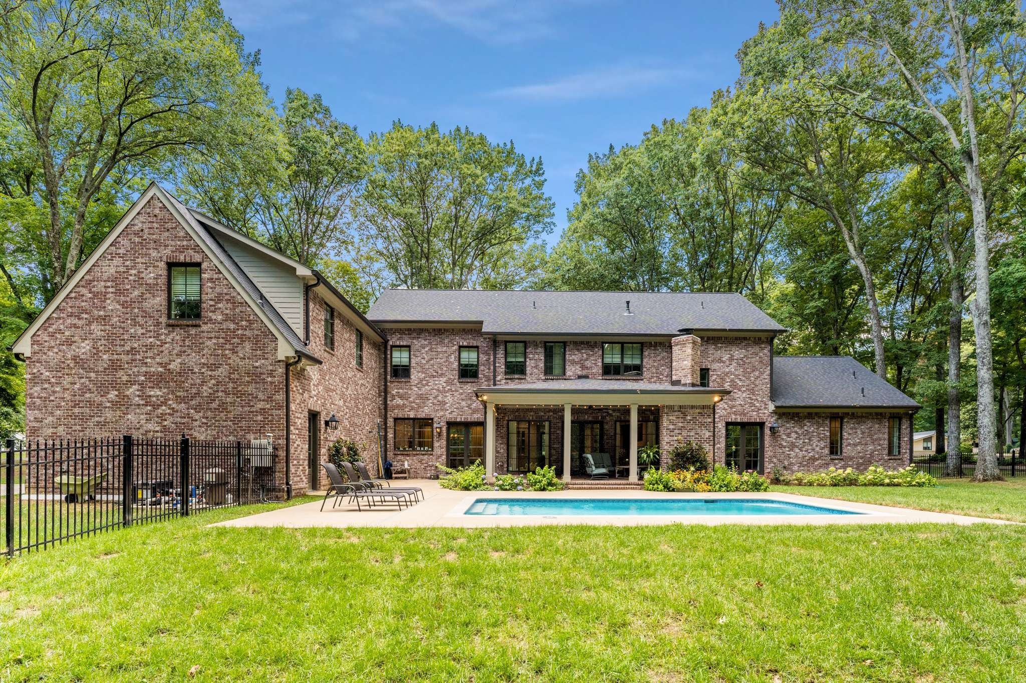 6051 Robin Hill Rd