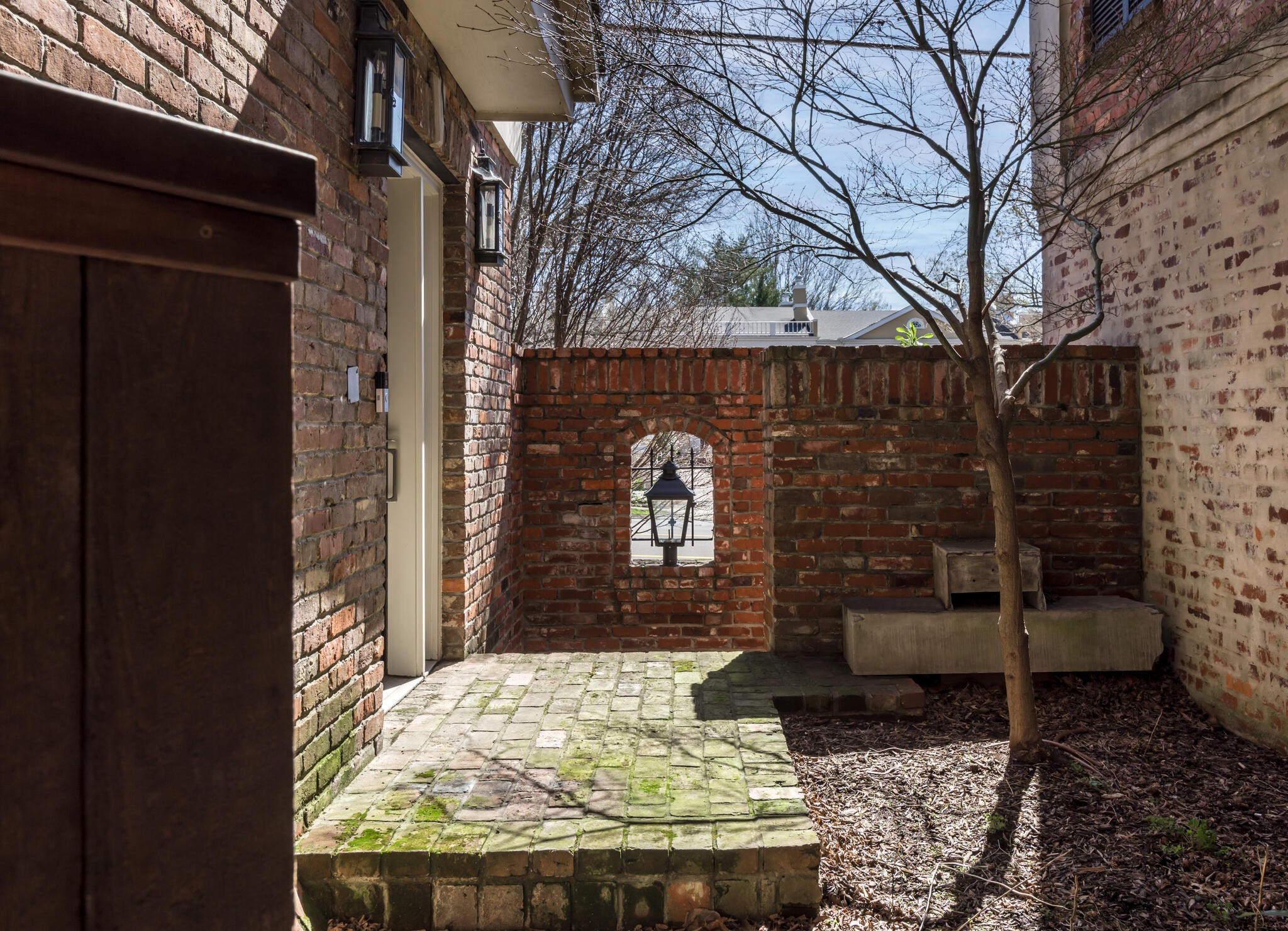 104 W End Close