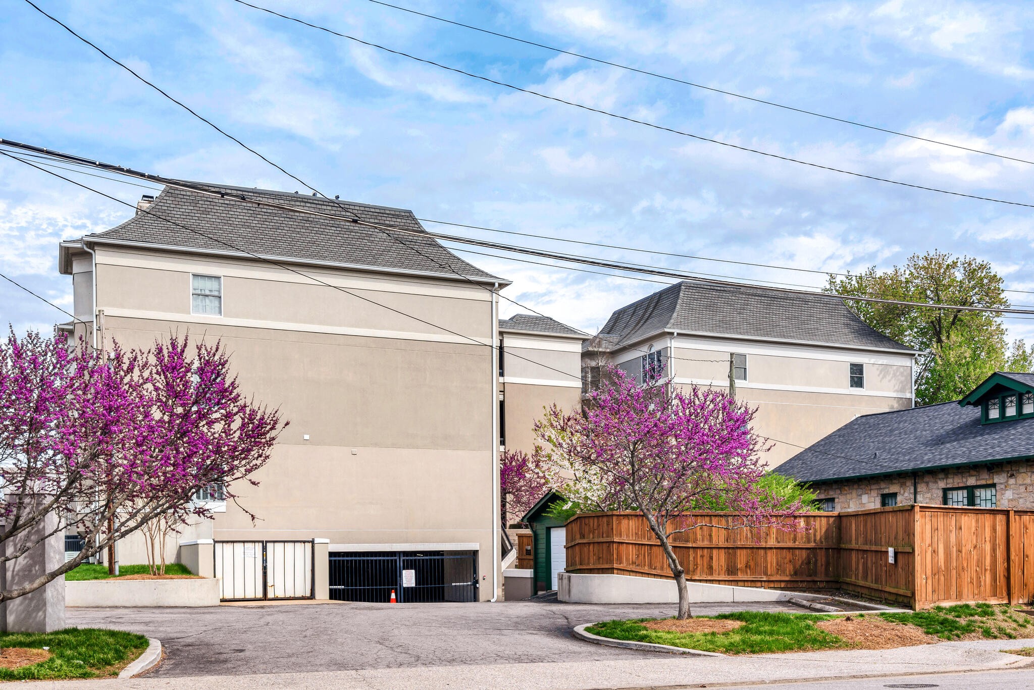 3818 W End Ave Unit: 201
