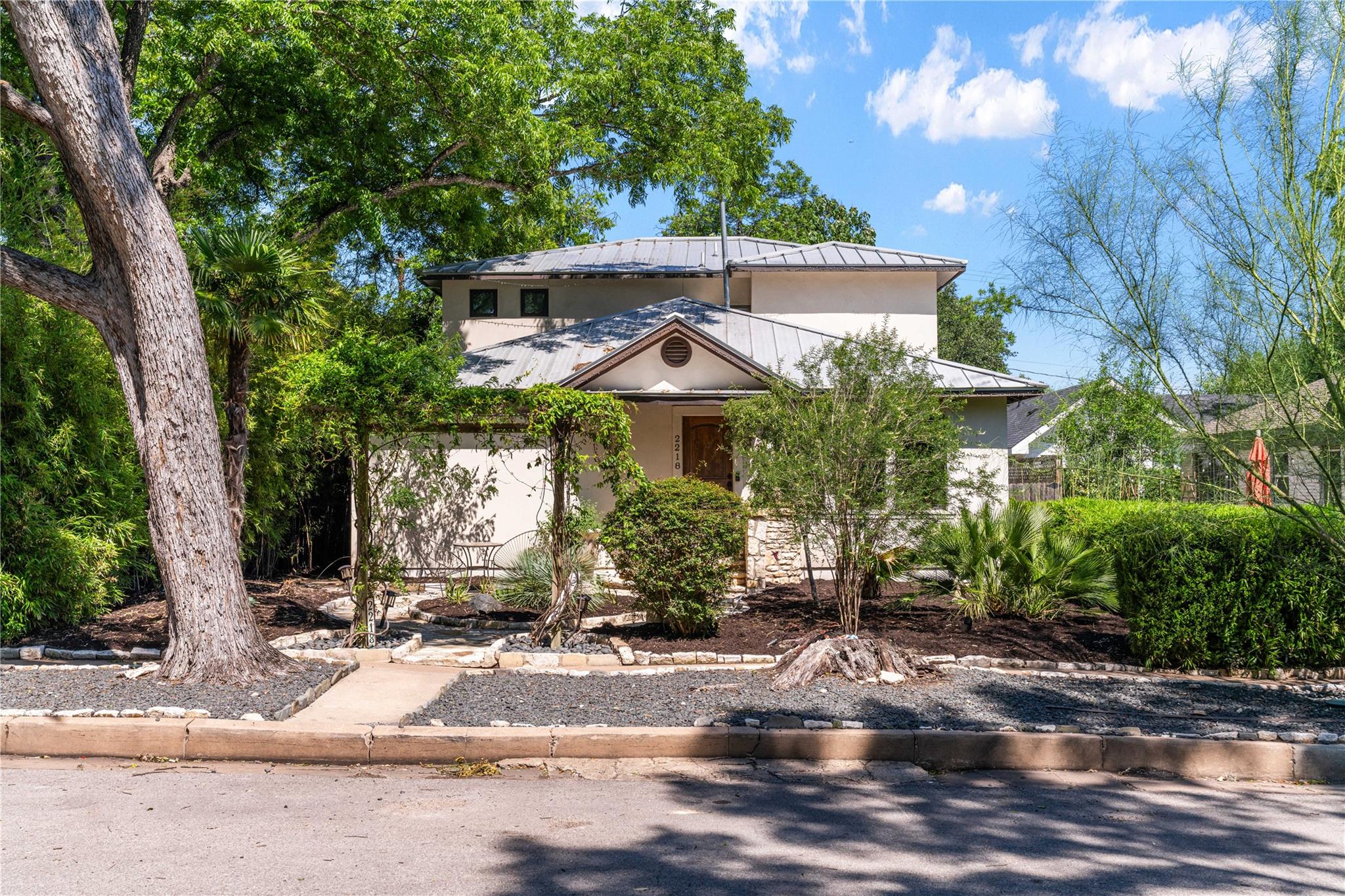 2218 Lindell Ave
