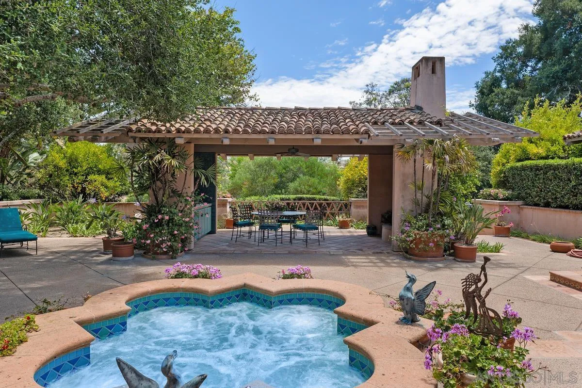 17240 Avenida De Acacias