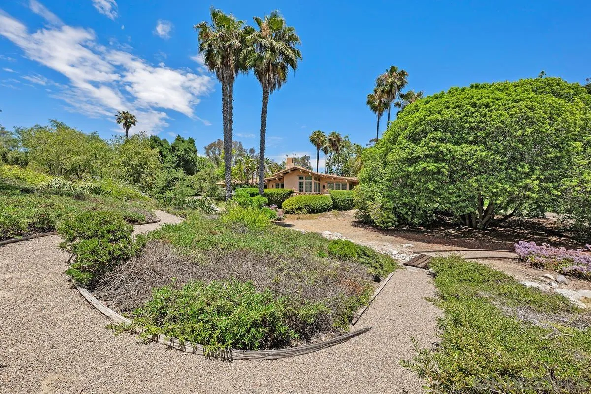 17240 Avenida De Acacias