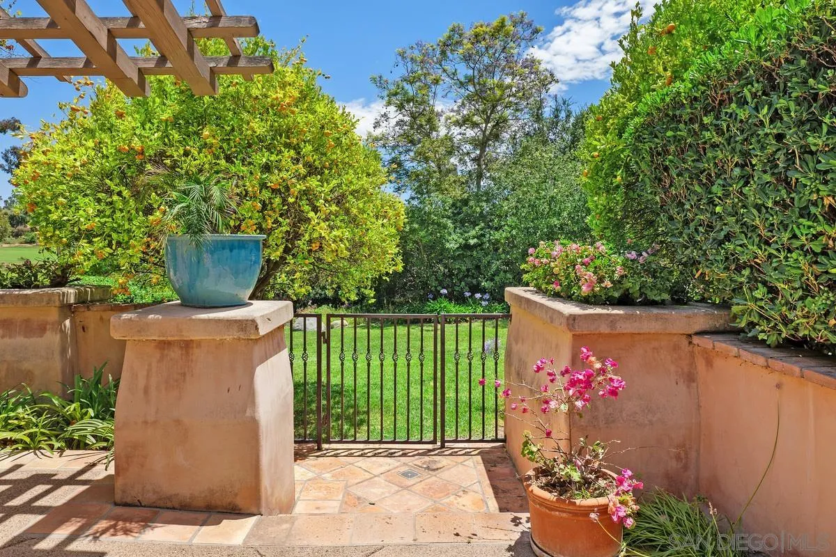 17240 Avenida De Acacias