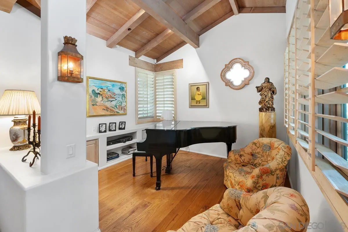 17240 Avenida De Acacias