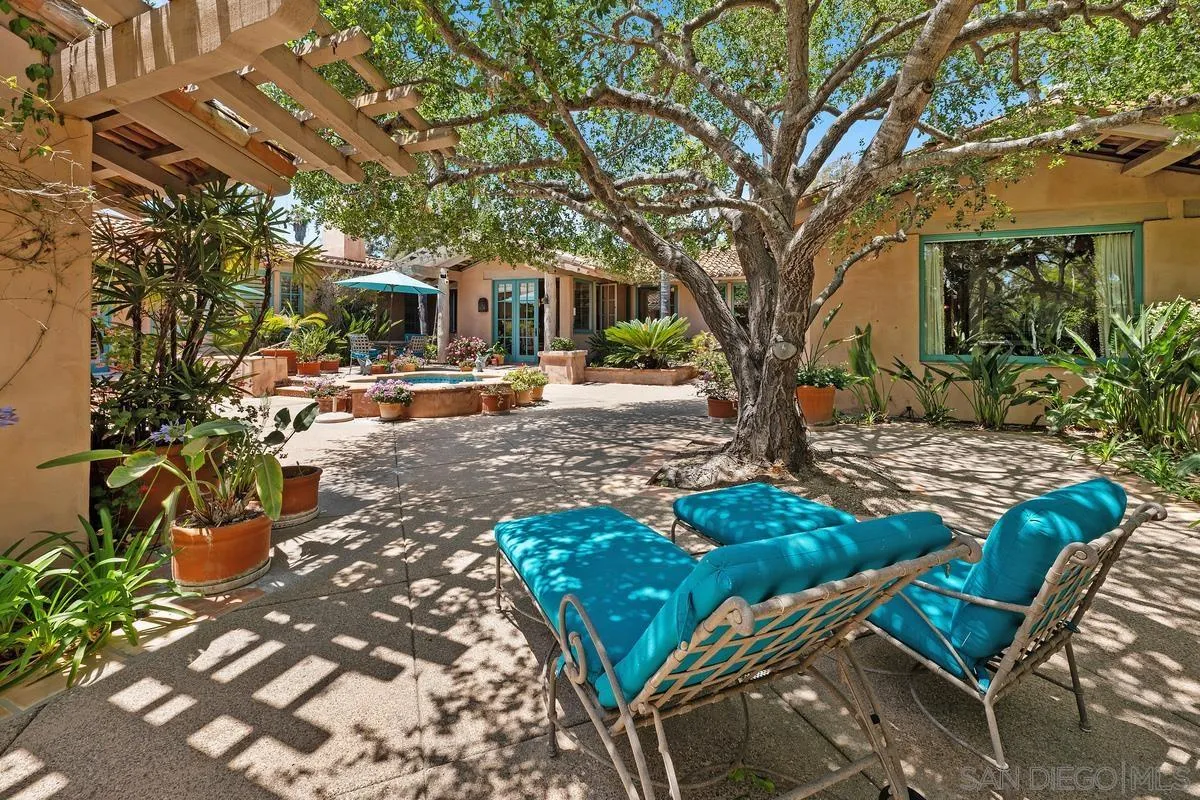 17240 Avenida De Acacias