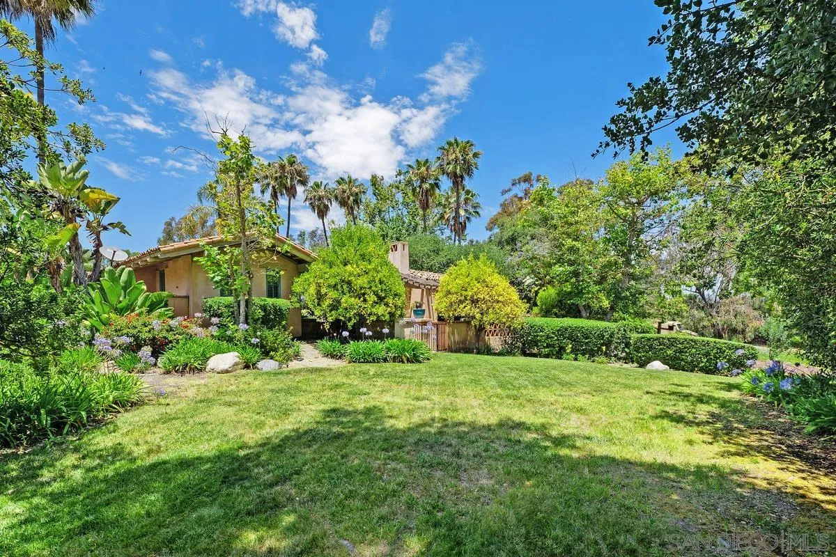 17240 Avenida De Acacias