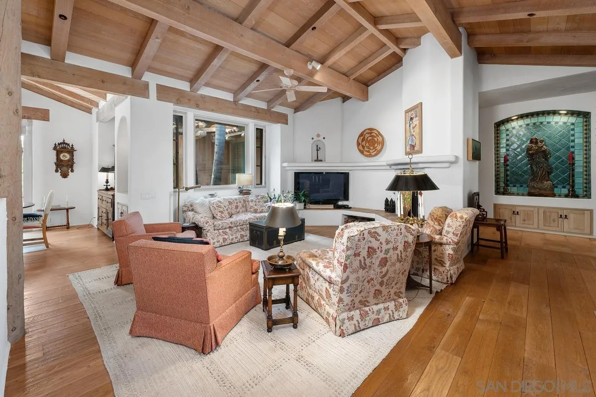 17240 Avenida De Acacias