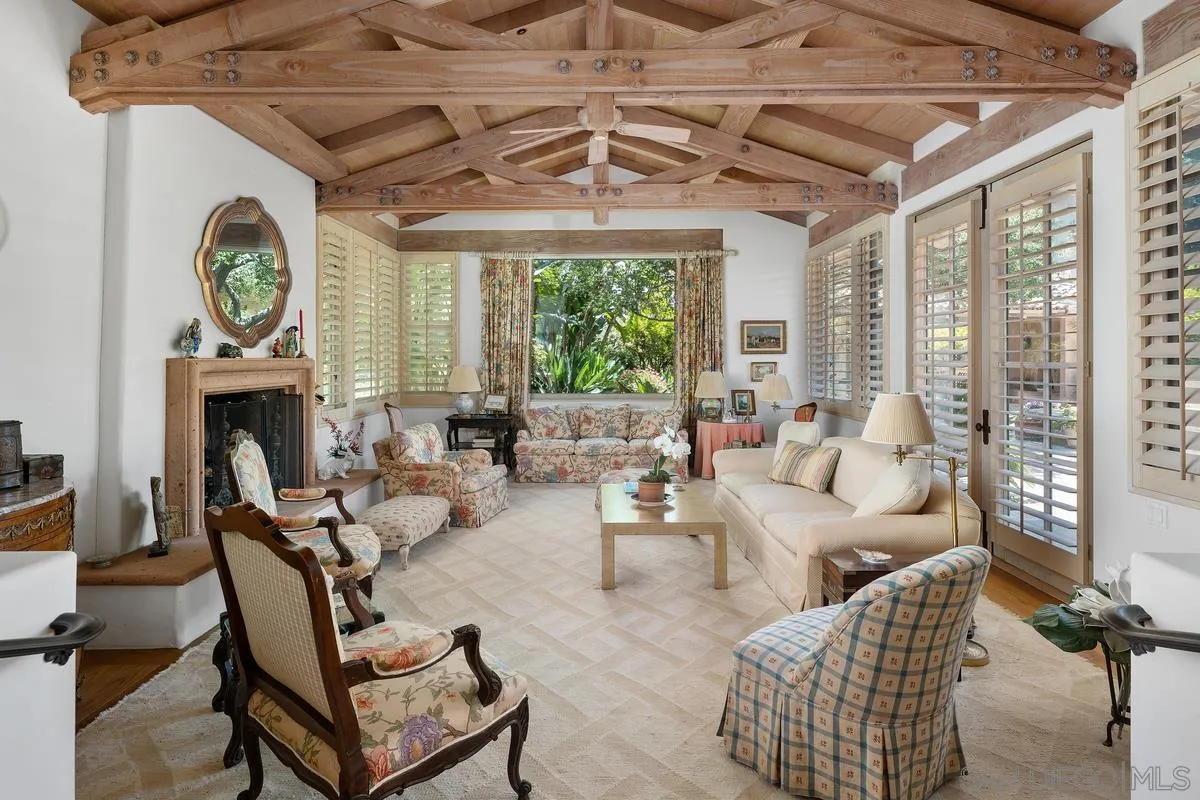 17240 Avenida De Acacias
