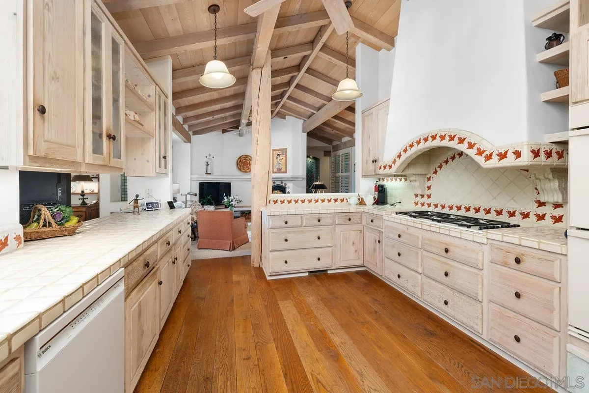 17240 Avenida De Acacias