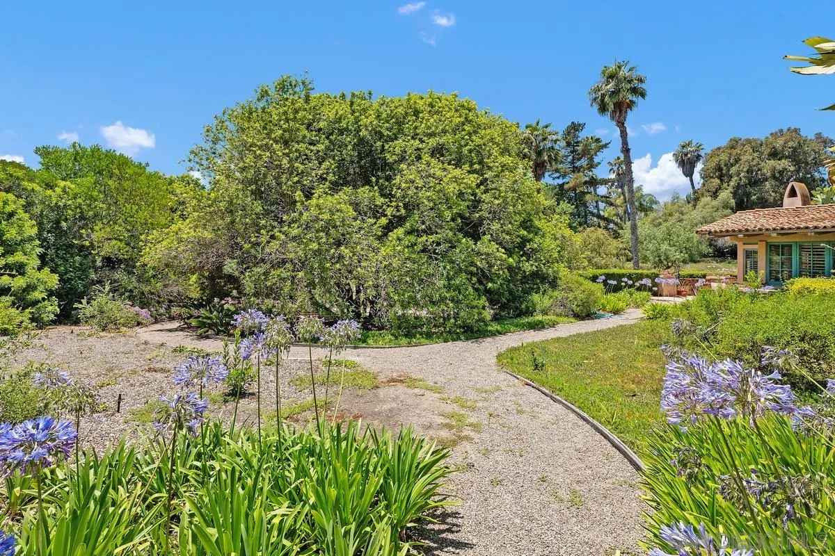 17240 Avenida De Acacias