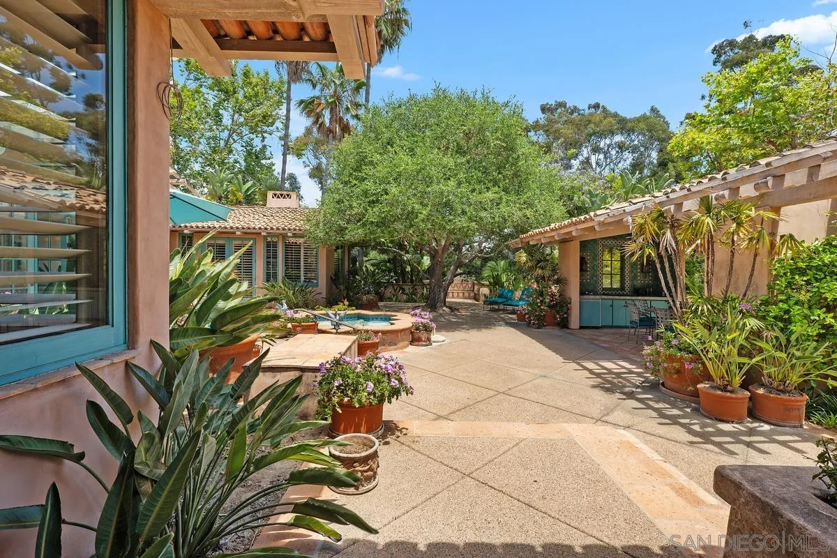 17240 Avenida De Acacias