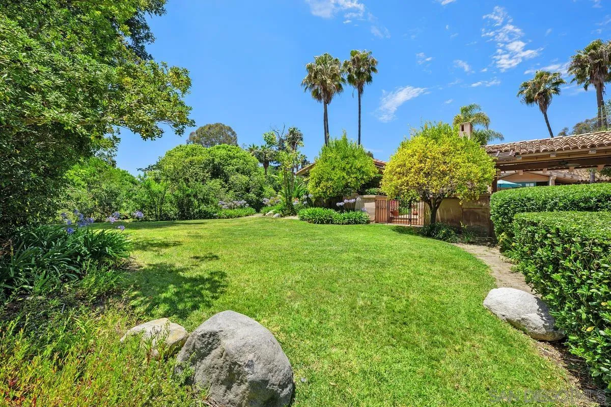 17240 Avenida De Acacias