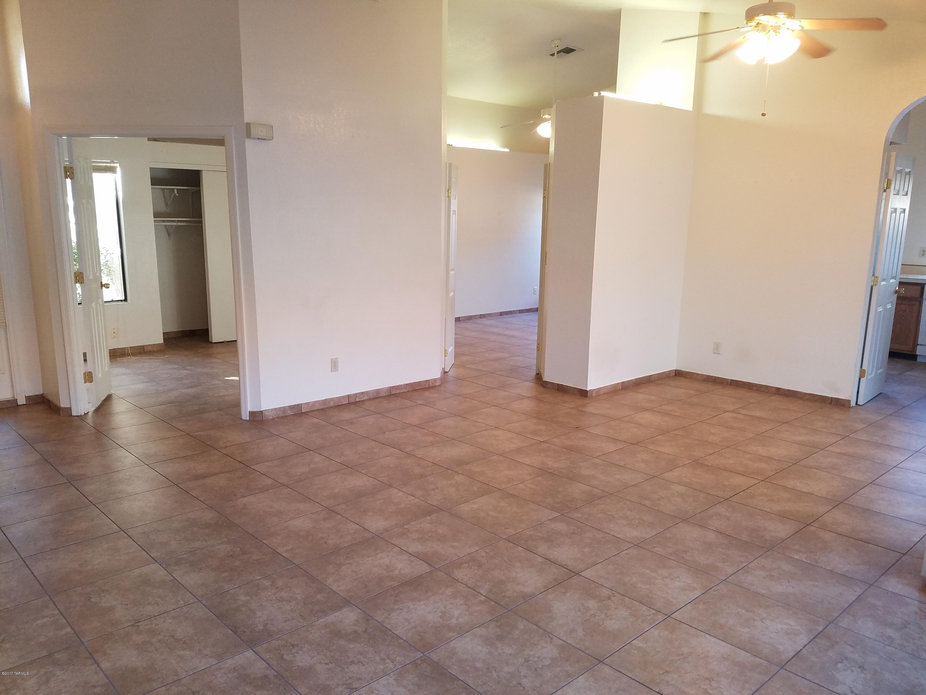 5560 N Skyset Loop