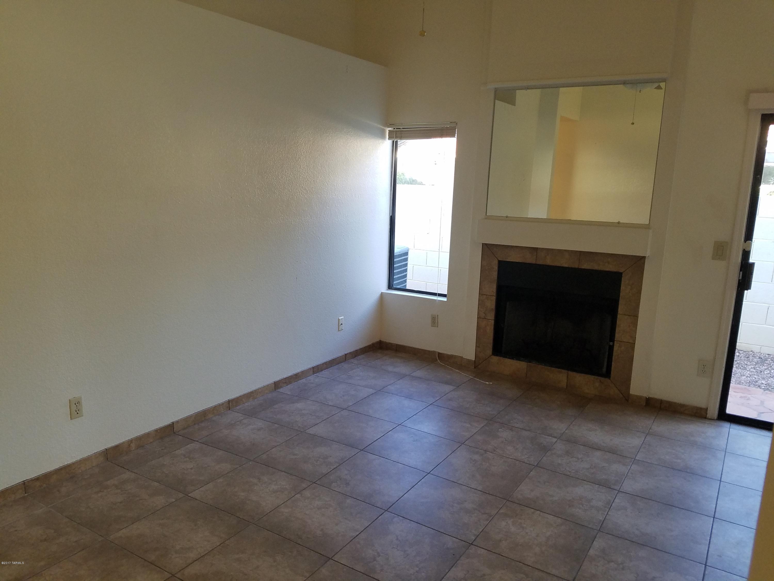 5560 N Skyset Loop