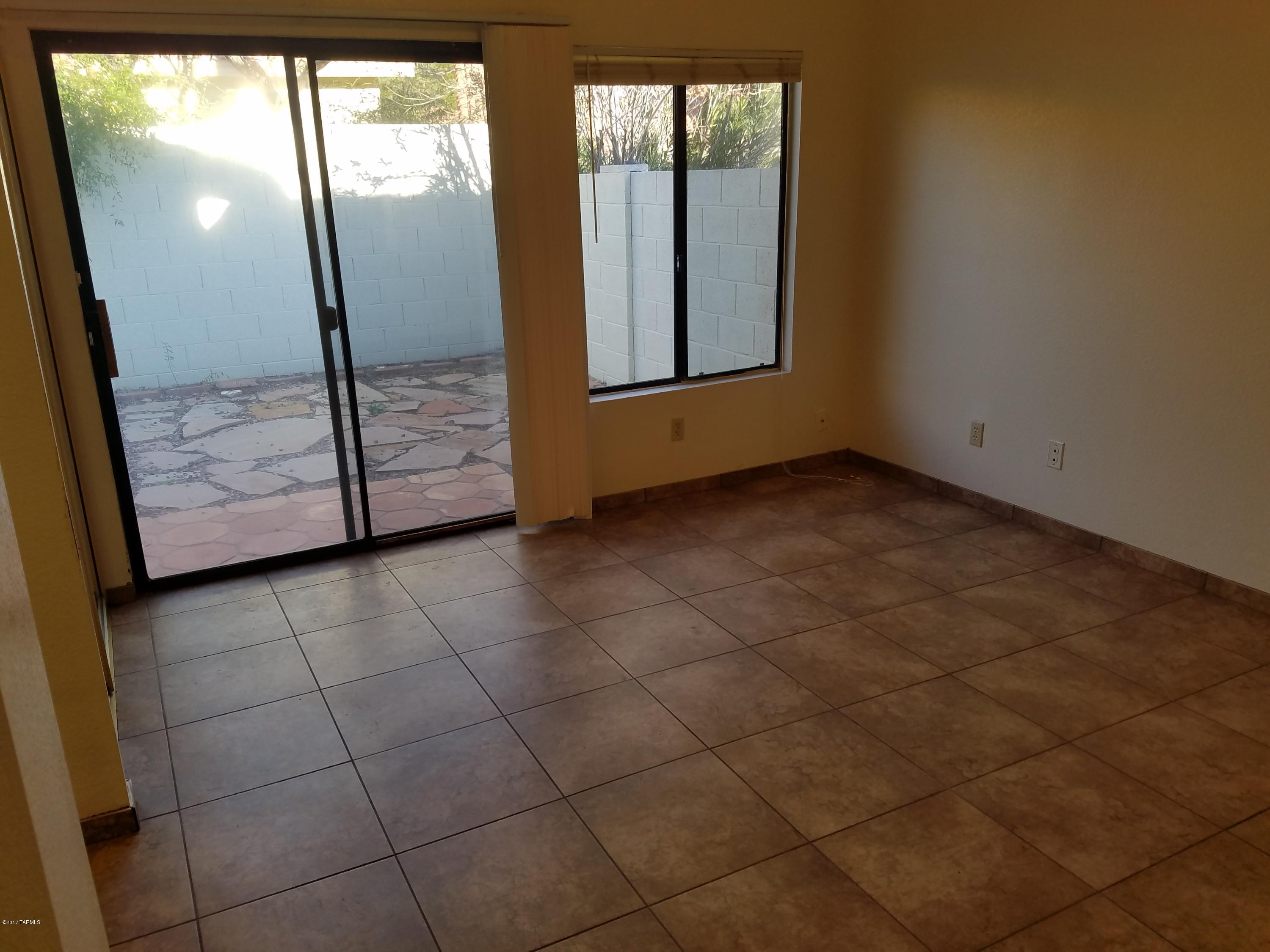 5560 N Skyset Loop