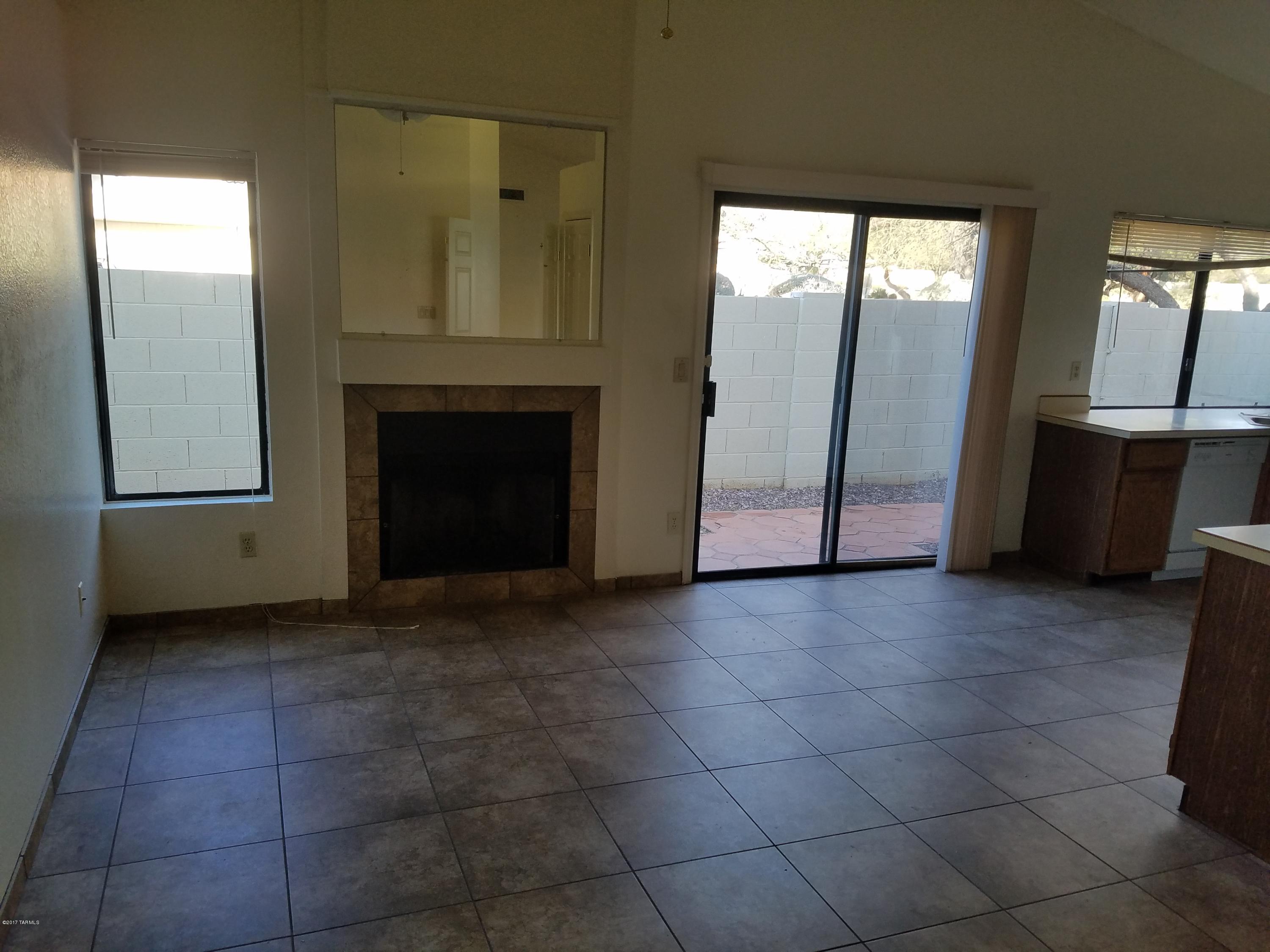 5560 N Skyset Loop