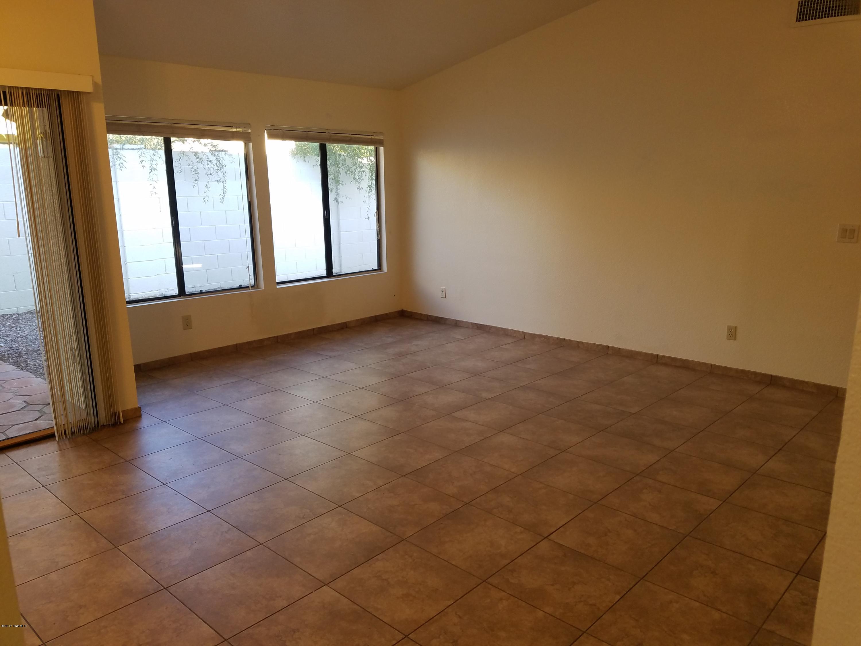 5560 N Skyset Loop