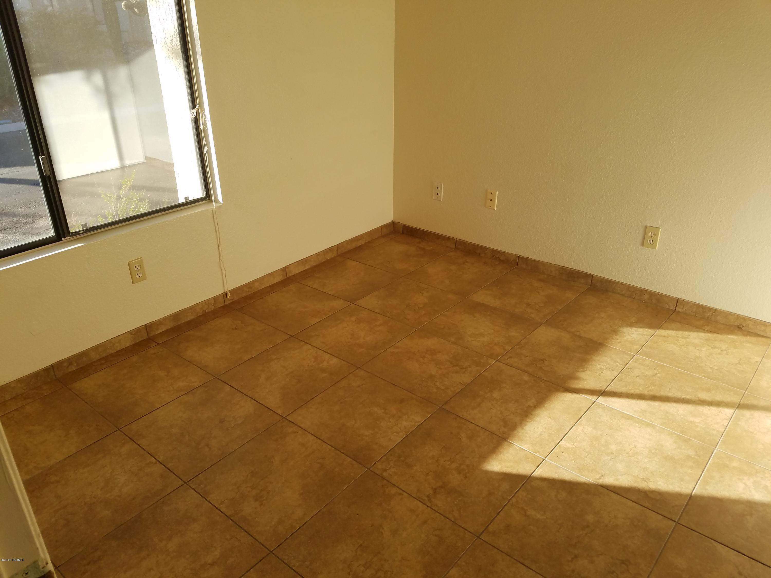 5560 N Skyset Loop