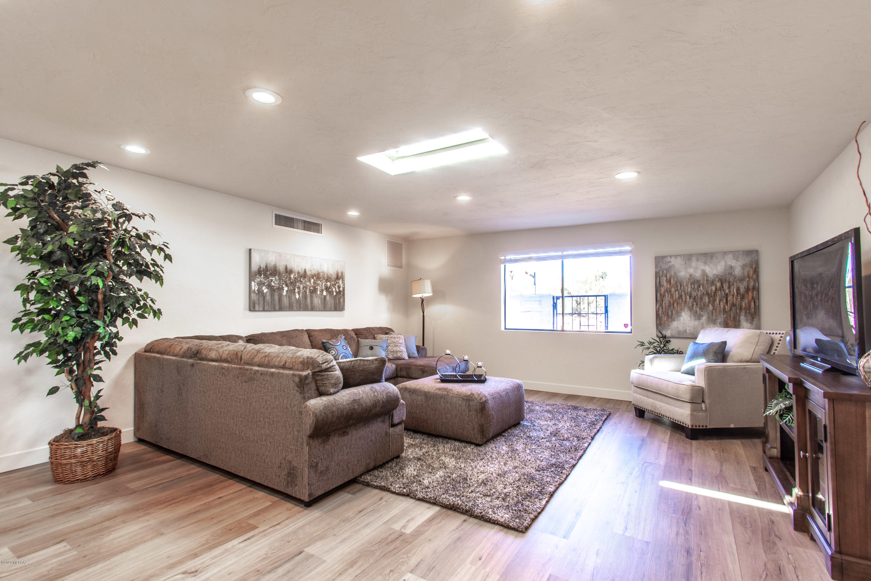 5862 N Camino Miraval