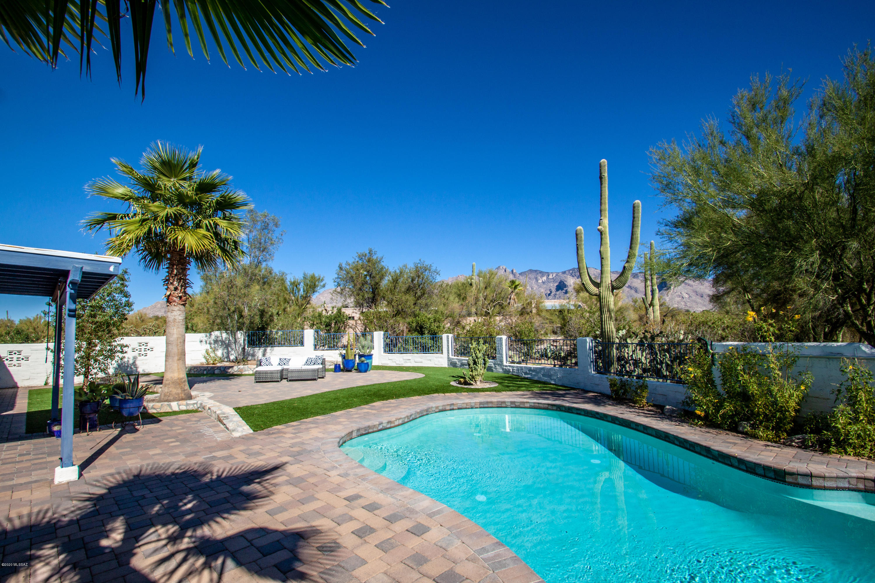 5862 N Camino Miraval