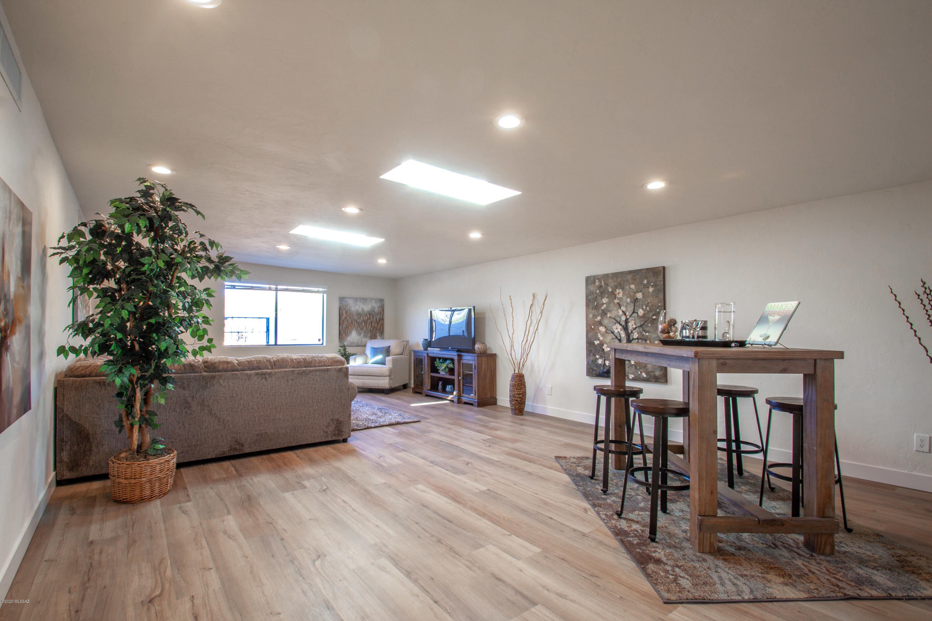 5862 N Camino Miraval