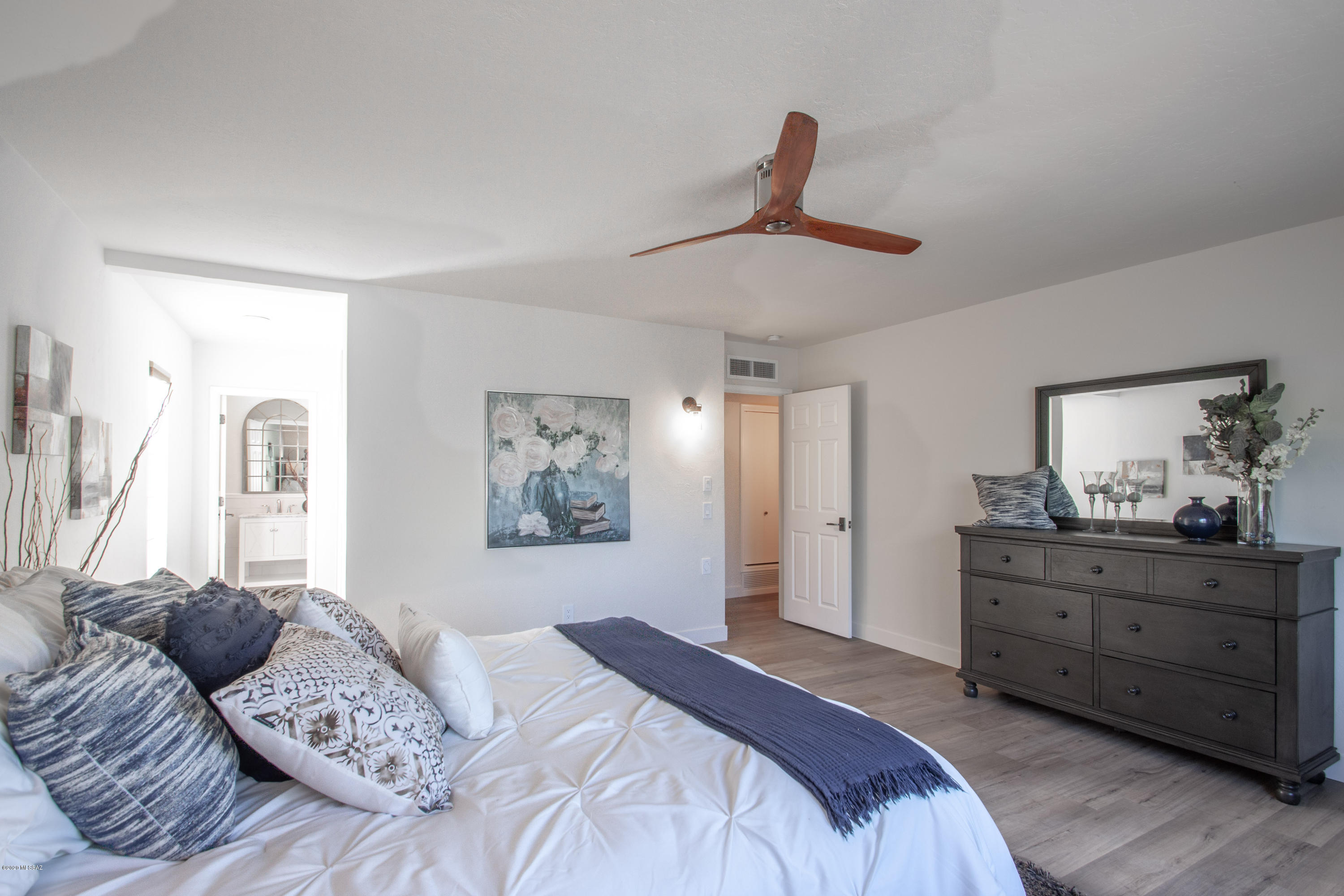 5862 N Camino Miraval