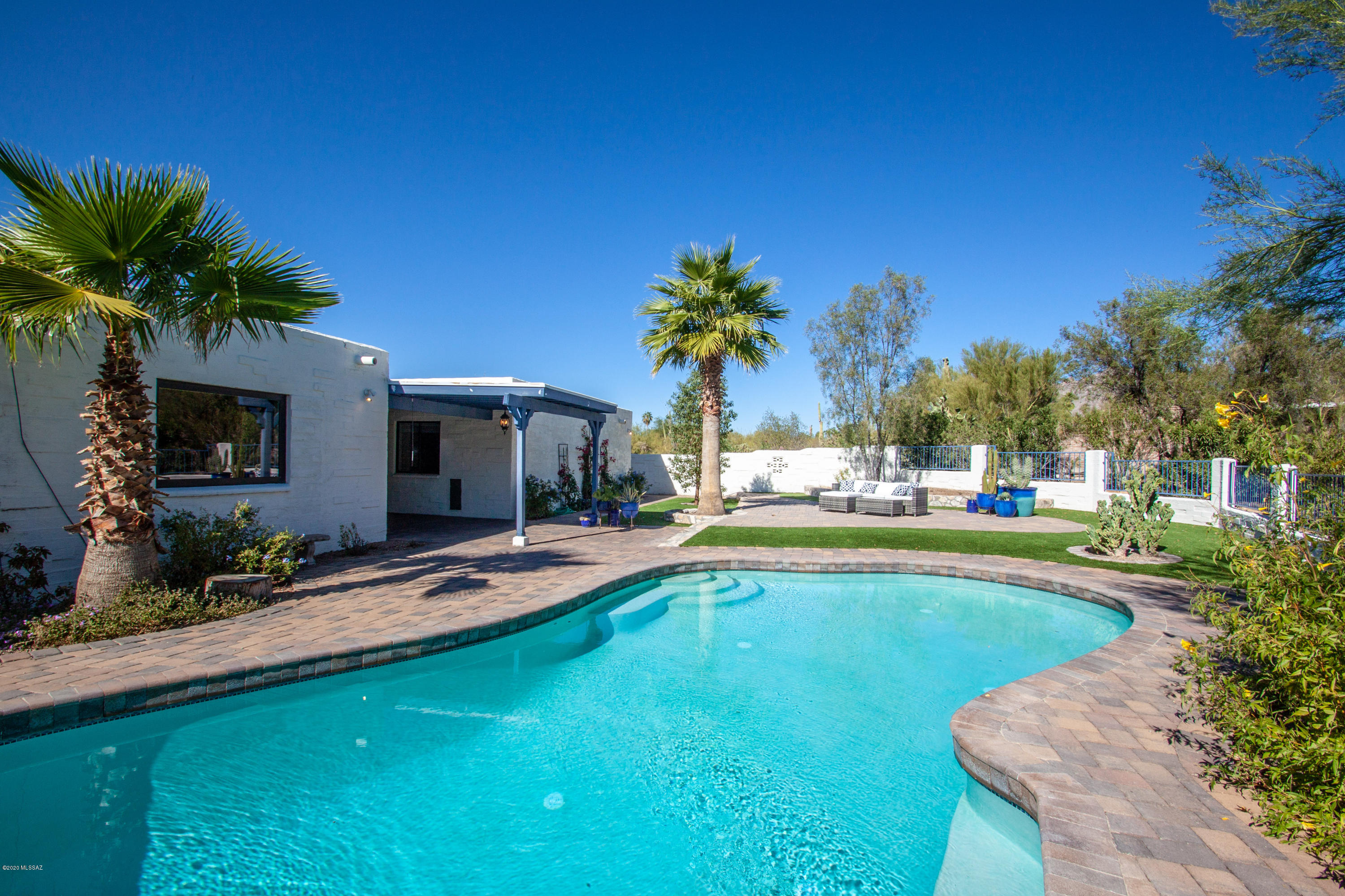 5862 N Camino Miraval