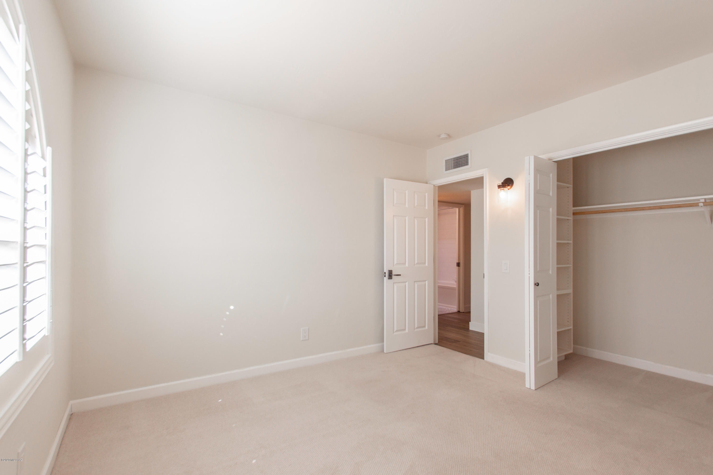 5862 N Camino Miraval