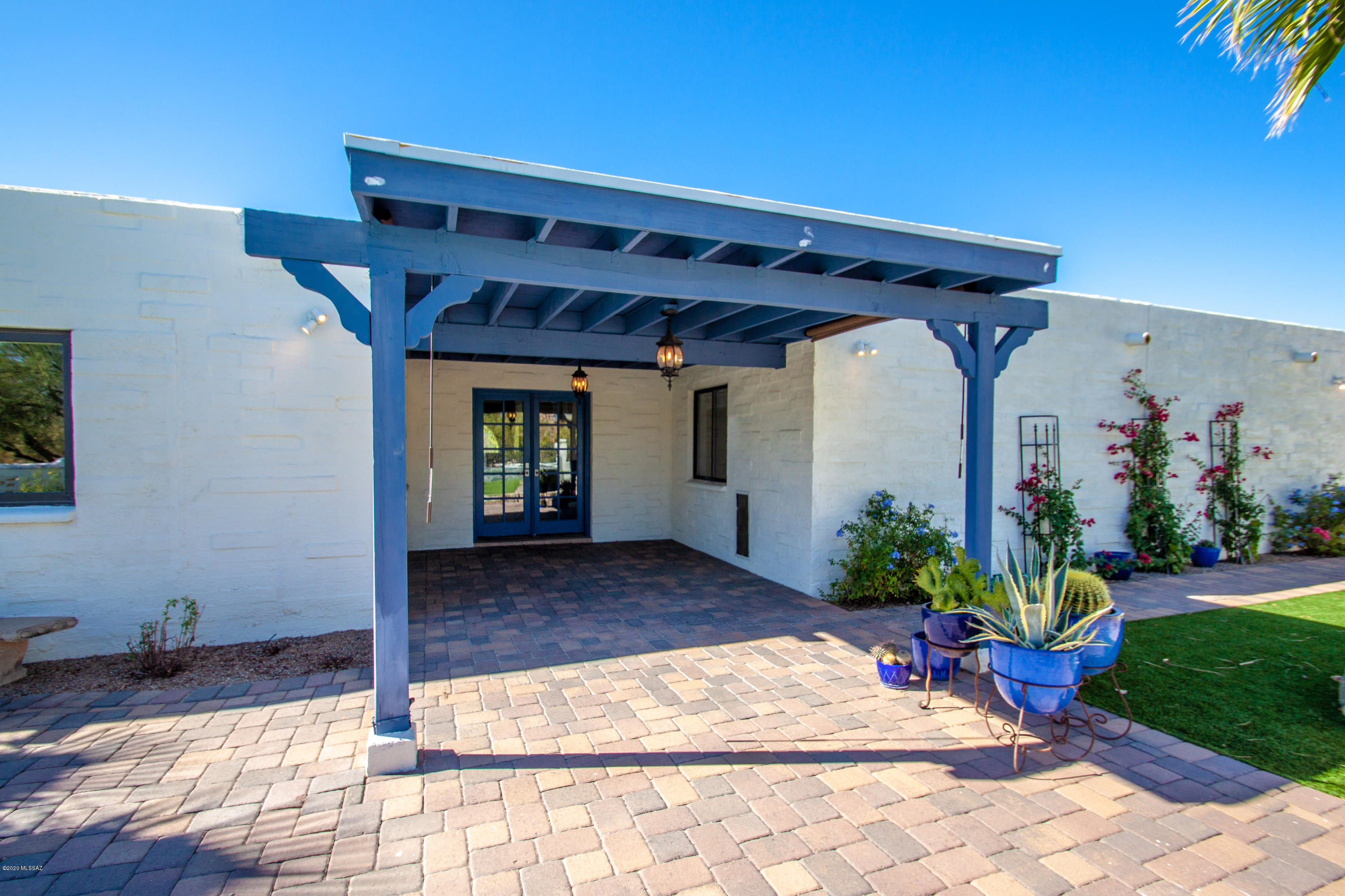 5862 N Camino Miraval