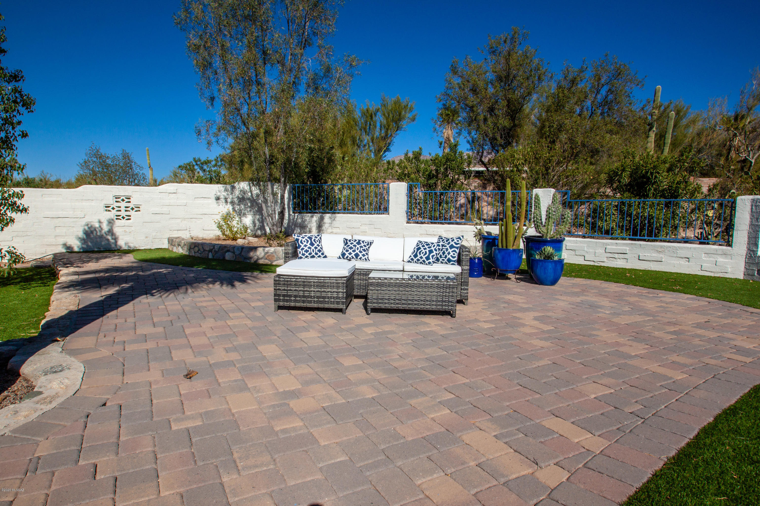 5862 N Camino Miraval