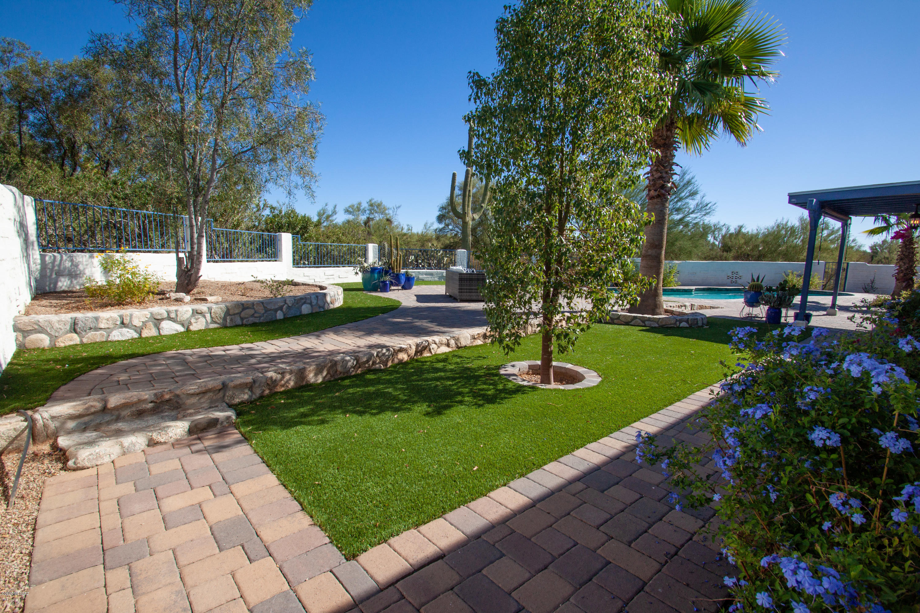 5862 N Camino Miraval