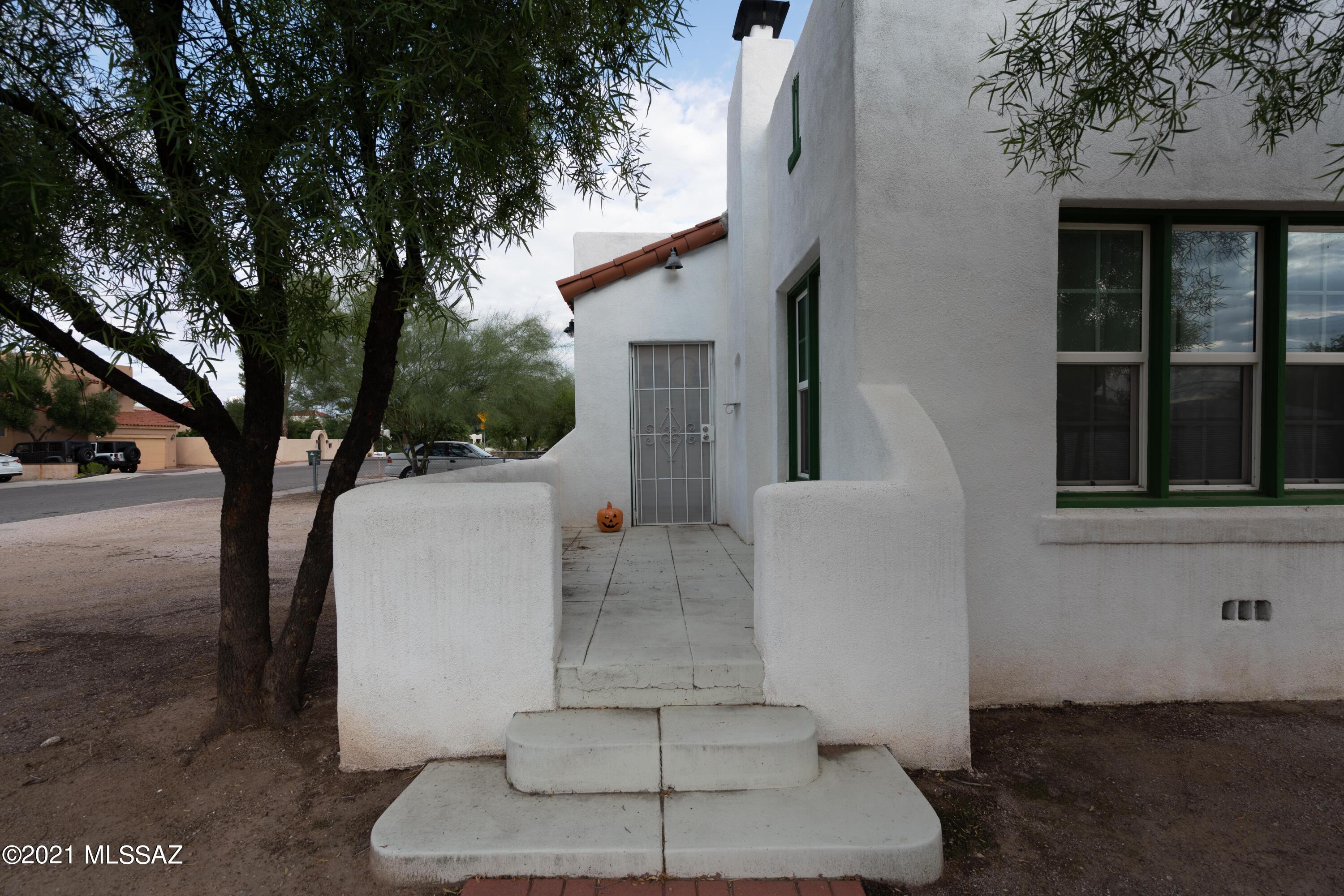 2202 E 1St Street