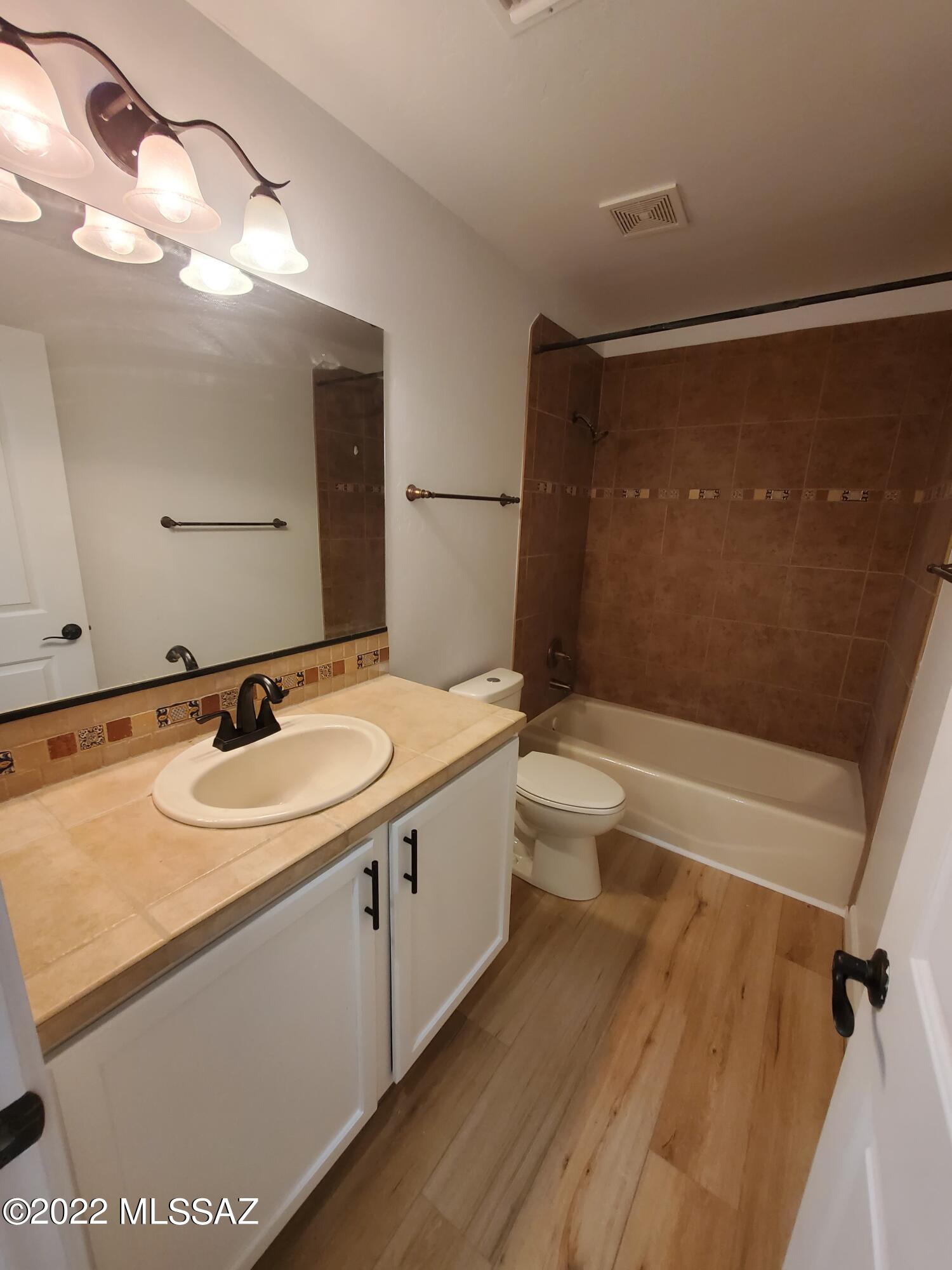 2018 E River Road Unit: 101