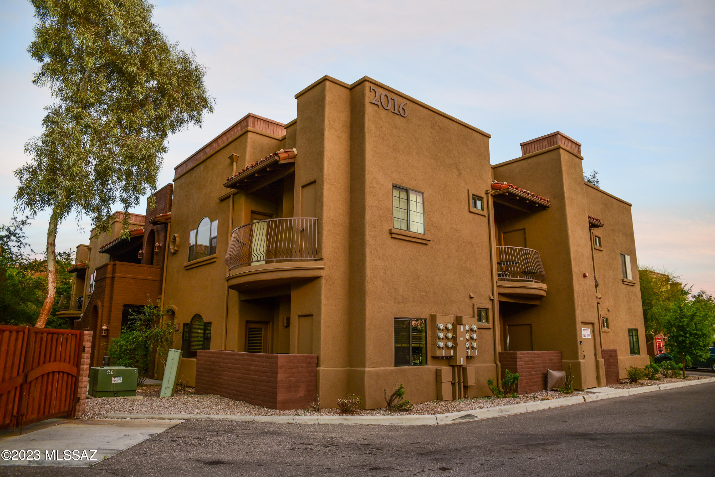 2016 E River Road Unit: 101