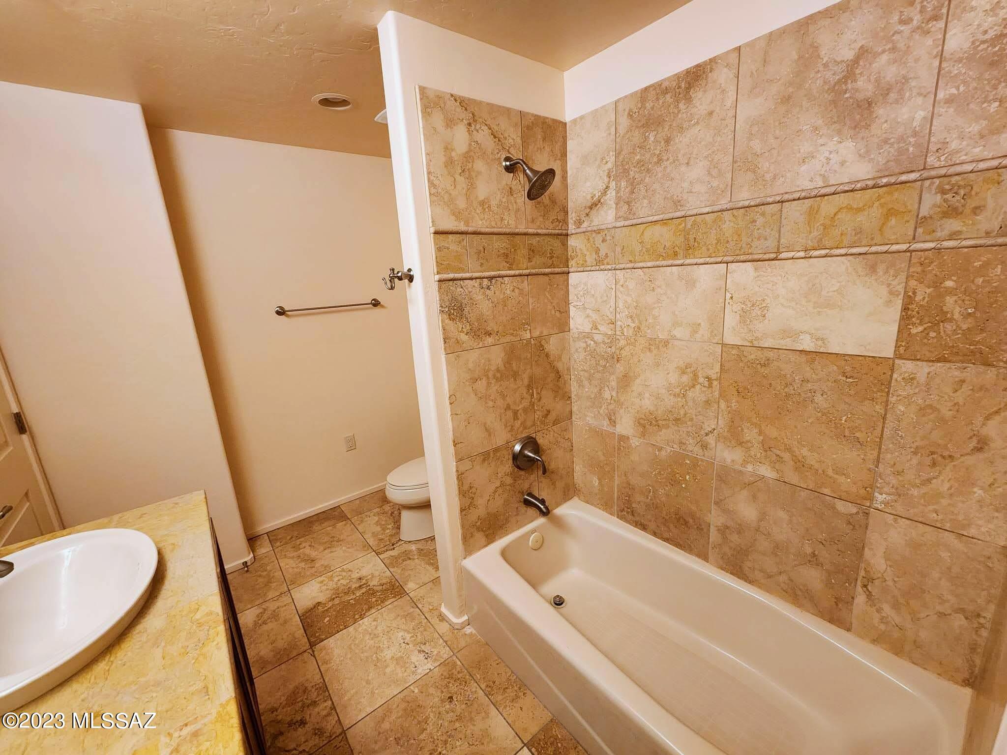 2016 E River Road Unit: 101