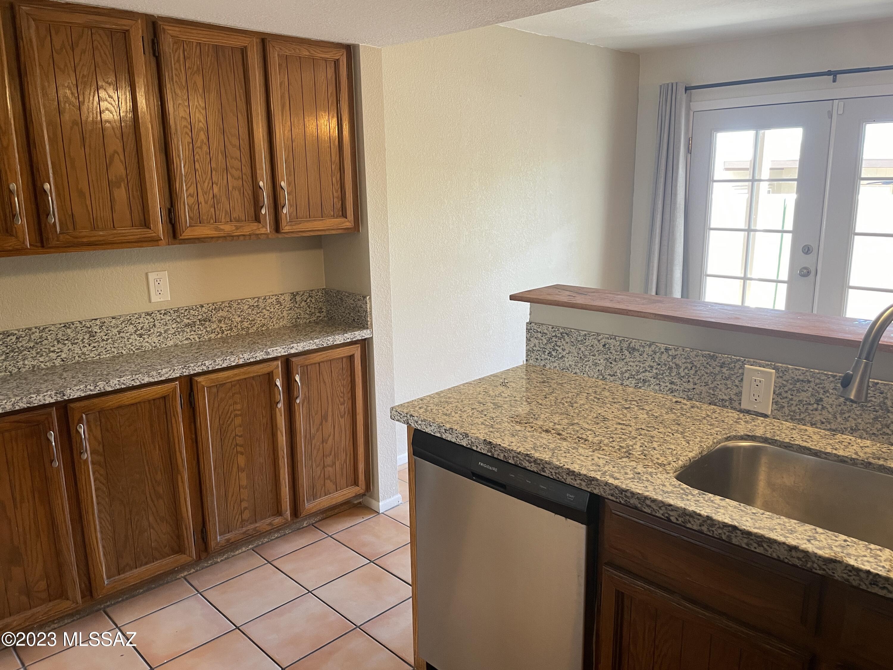 2031 N Camino Alicante