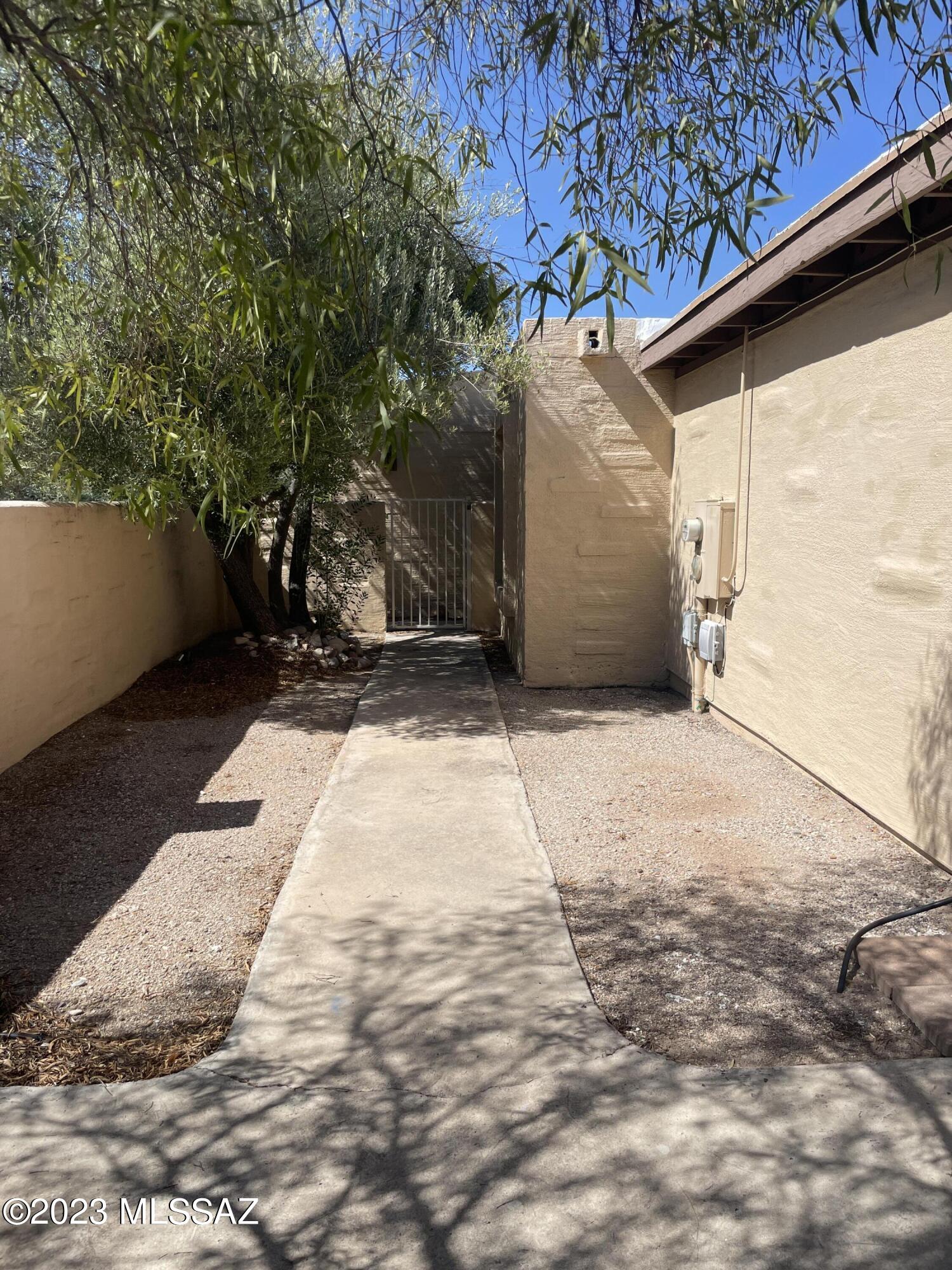 2031 N Camino Alicante