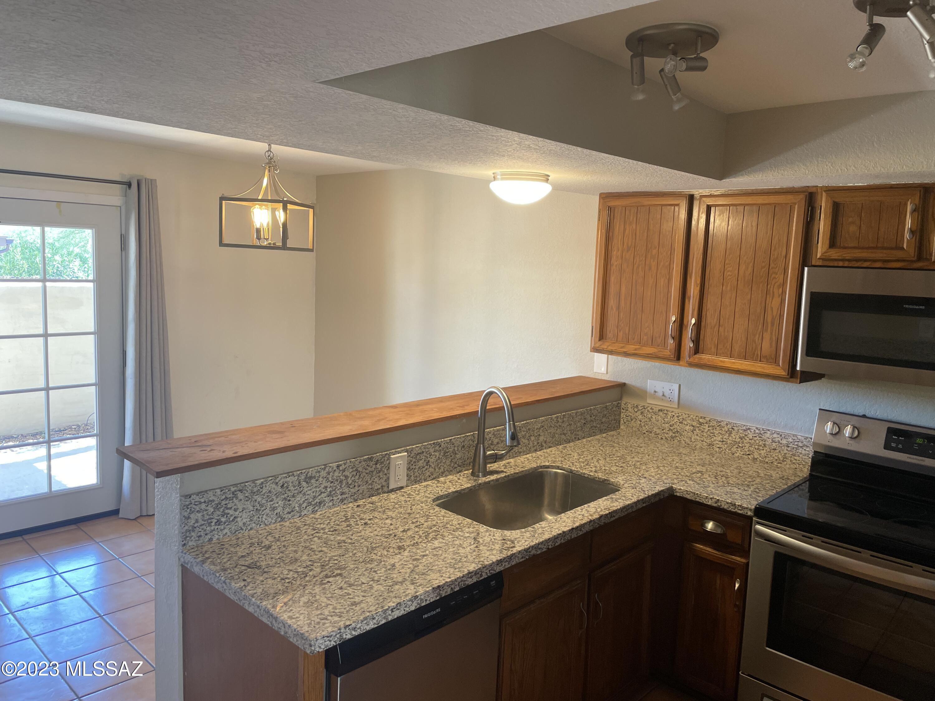 2031 N Camino Alicante